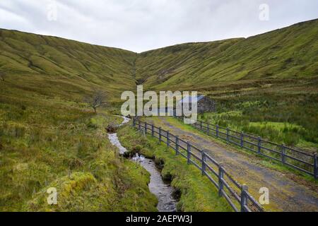 Alte, traditionelle Haus mit holzzaun durch einen Fluss Stream auf Gleniff Hufeisen fahren Sie in Co Sligo, Irland Stockfoto