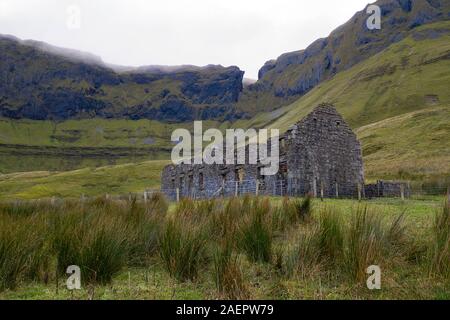 Die Ruinen der alten Schulgebäude an Gleniff Hufeisen fahren Sie in Co Sligo, Irland Stockfoto