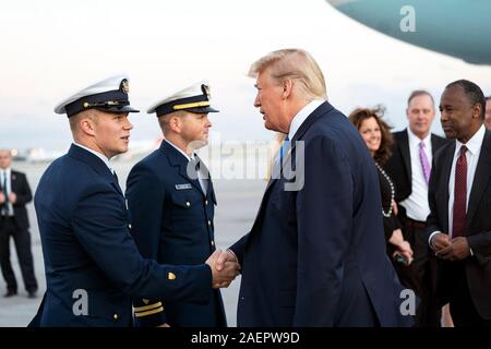 Us-Präsident Donald Trump ist durch die United States Coast Guard Personal bei der Ankunft am Internationalen Flughafen Fort Lauderdale-Hollywood Dezember 7, 2019 in Fort Lauderdale, Florida, begrüßt. Trump ist in Florida am israelischen Amerikanischer Rat nationalen Gipfel Versammlung an der Diplomat Beach Resort zu sprechen. Stockfoto