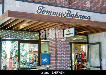 Orlando Florida Lake Buena Vista Downtown Disney Springs, Einkaufszentrum im Freien, Tommy Bahama, Geschäft, Freizeitbekleidung, Eingang, Schaufenster, Verkaufsschild, F Stockfoto