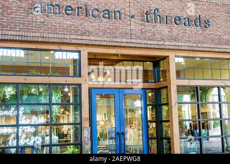 Orlando Florida Lake Buena Vista Downtown Disney Springs, Outdoor Shopping plaza Mall, American Threads, Damenbekleidung, trendige Boutique, außen, entran Stockfoto