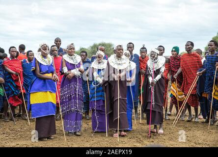 Gleichen, Tansania, 5. Juni, 2019: Masai Leute tanzen Stockfoto