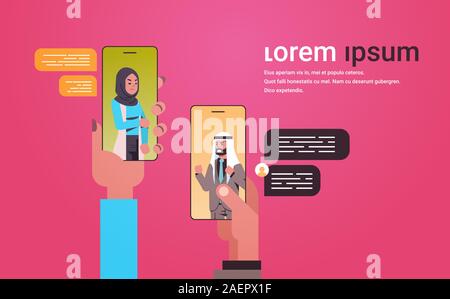 Menschliche Hände über Chat app social network Blase Kommunikationskonzept verärgert arabische Mann Frau argumentieren Messaging im Smartphone Bilder online mobile Anwendung hochformatkopie Raumzeiger Abbildung: Chat Stock Vektor