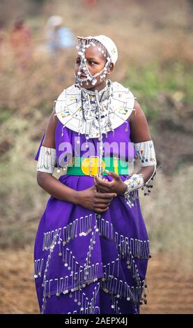 Gleichen, Tansania, 7. Juni 2019: Massai-frau in bunte Kleidung Stockfoto