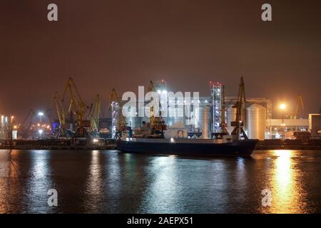 China. Cargo Betrieb mit bulk carrier Schiff. Big Cargo Terminal am Seehafen. Getreide lose Umschlag von der Straße auf Schiffe in der Nacht. Ag Stockfoto