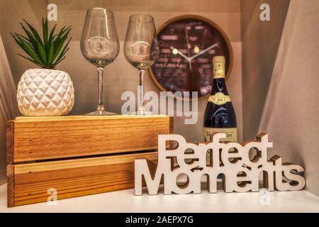 Schöne Dekoration mit Gläsern, Jammern, eine Uhr und Briefe der perfekte Momente, Anbauteile innen Stockfoto