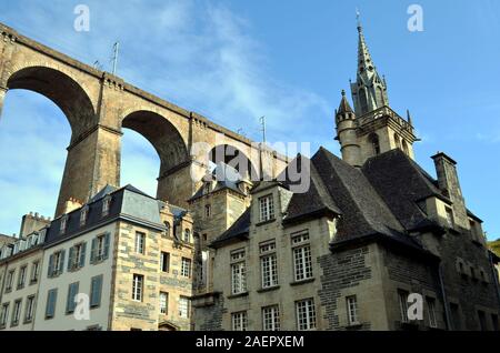 Häuser unter dem Eisenbahnviadukt in Morlaix Stockfoto