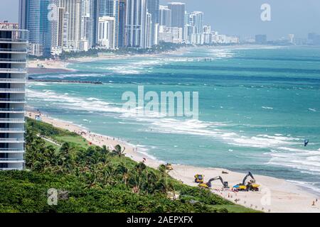 Florida, Atlantik, Miami Beach, North Beach, Sunny Isle, Küste, Ufer, Wasser, Wellen, Strandrestaurierung, Erosion, Sandverbreiterung, schwere Baugeräte Stockfoto