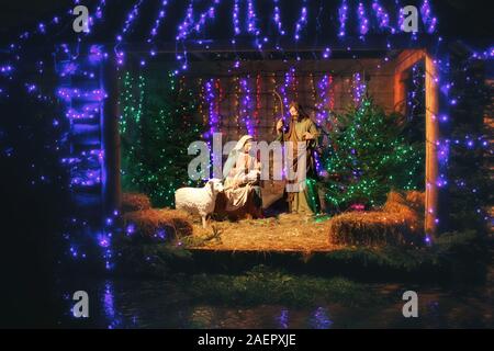 Weihnachten Krippe mit Figuren wie Jesus, Maria, Josef, Schafe und Sterndeuter. Weihnachten Hintergrund Stockfoto