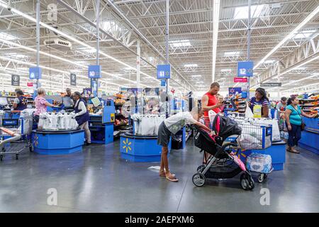 Miami Florida, Hialeah, Walmart, Discounter großes Kaufhaus, innen, Einkaufen, Kassierer, Check-out Gang, Schwarz, Frau, Mann, Junge, Baby, Kinderwagen, Ca Stockfoto