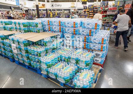 Miami Florida, Hialeah, Walmart, Discounter großes Kaufhaus, innen, Einkaufen, Lebensmittel, Mineralwasser, gestapelt, Gang, Ausstellungsverkauf, FL19102501 Stockfoto