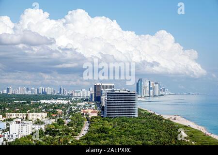 Florida, Atlantischer Ozean, Miami Beach, North Beach, Küste, Skyline der Stadt, Hochhäuser, Wolken, Wasser, Atlantischer Ozean, Luftaufnahme von oben, Surfside, Stockfoto