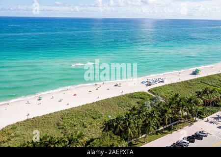 Miami Beach, Florida, North Beach, Wasser im Atlantischen Ozean, öffentliche Ozeanfront, Küste, Aussicht, Sand, Dünen, Parkplatz, Luftaufnahme von oben, Besucher reisen t Stockfoto