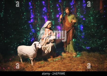 Weihnachten Krippe mit Figuren wie Jesus, Maria, Josef, Schafe und Sterndeuter. Weihnachten Hintergrund Stockfoto