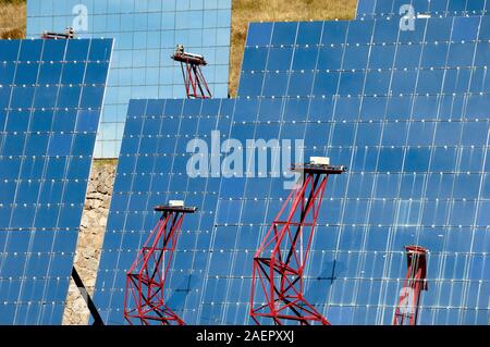 Reflektierende Spiegel & Heliostaten des Sonnenofens (Erbaut 1962-68) Solarkraftwerk, oder Solarenergie, oder Odeillo Font-Romeu-Odeillo-Via Frankreich Stockfoto