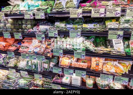 Miami Beach Florida, Trader Joe's, Lebensmittelgeschäft Supermarkt Lebensmittel, Einkaufen, im Inneren, Gemüse-Abteilung produzieren, rosenkohl, Zucchini, grün Stockfoto