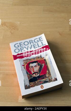 George Orwells neunzehn acht Vier (1984) Taschenbuch von Penguin Books Stockfoto