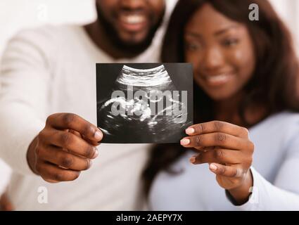 Afro Paar demonstrieren Ultraschallbild Ihres Babys Stockfoto