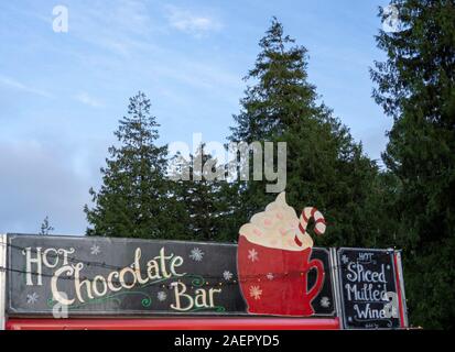 Ein Schild für einen Laden mit heißer Schokolade und Glühwein. Stockfoto