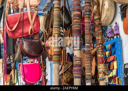 Handwerk wicker Hüte, Taschen und andere Souvenirs auf dem Markt von Marokko Stockfoto