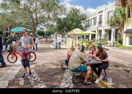 Orlando Winter Park Florida, Innenstadt, historisches Viertel, Bauernmarkt, wöchentlich samstags im Freien, geschlossene Straße, Picknicktisch, Mann, Frau, kindergeb.bic Stockfoto