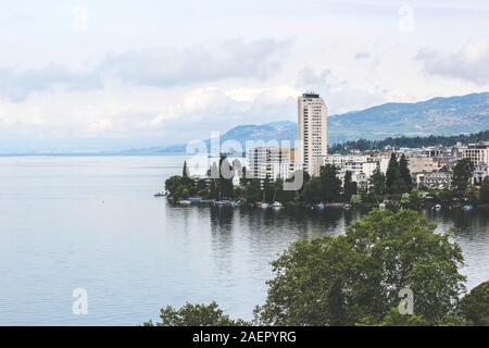 Stadt Montreux in der Schweiz an einem nebligen Tag. Gebäude, die von schönen Genfer See. Beliebtes Ausflugsziel, Schweizer Riviera. Stockfoto