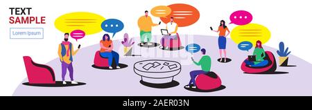 Mit chat App auf digitalen Geräten social network Chat bubble Kommunikation Konzept business people Team messaging Office lounge Interieur voller Länge horizontale Vektor illustration Geschäftsleute Stock Vektor