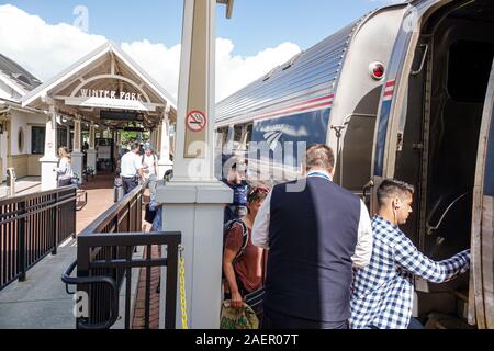 Orlando Winter Park Florida, Amtrak-/Sunrail-Amtrak-Bahnhof Sunrail, Bahnhof, Depot, Bahnsteig, Gleise, Boarding, Passagiere, Fahrer, Schaffner, Besatzung Stockfoto