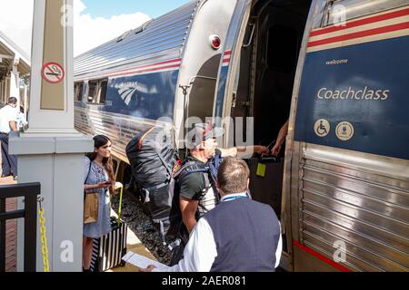 Orlando Winter Park Florida, Amtrak-/Sunrail-Amtrak-Bahnhof Sunrail, Bahnhof, Depot, Bahnsteig, Gleise, Boarding, Passagiere, Fahrer, Schaffner, Besatzung Stockfoto