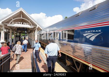 Orlando Winter Park Florida, Amtrak-/Sunrail-Amtrak-Bahnhof Sunrail, Bahnhof, Depot, Bahnsteig, Strecke, Abfahrt, Passagiere, Fahrer, Crew-Mitglied, m Stockfoto