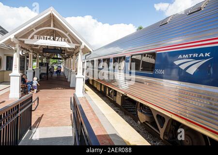 Orlando Winter Park Florida, Amtrak-/Sunrail-Amtrak-Bahnhof Sunrail, Bahnhof, Depot, Bahnsteig, Strecke, FL191110131 Stockfoto