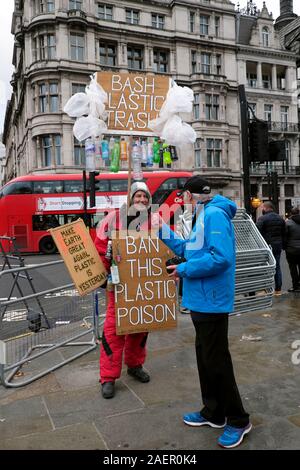 Mann Demonstrant mit Plastikflaschen mit Plakat protestieren gegen die Verwendung von Kunststoffen in der Westminster London England UK KATHY DEWITT Stockfoto