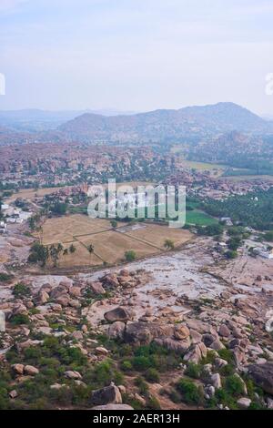 Ein Luftbild von Hampi und Felder Stockfoto