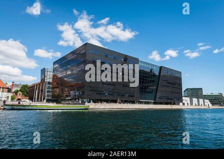 Black Diamond Kopenhagen, Blick aufs Wasser Den Sorte Diamant Building, eine moderne Erweiterung der Königlichen Bibliothek in Kopenhagen Slotsholmen, Stockfoto