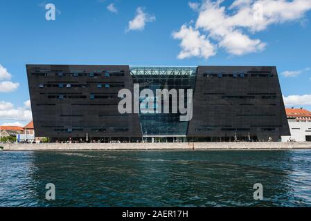 Black Diamond Kopenhagen, Blick aufs Wasser Den Sorte Diamant Building, eine moderne Erweiterung der Königlichen Bibliothek in Slotsholmen, Kopenhagen. Stockfoto