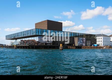 Royal Danish Playhouse, Blick aufs Wasser der Dänischen Königlichen Theater (Skuespilhuset) in Frederiksstaden gelegen, zentral in Kopenhagen, Dänemark. Stockfoto