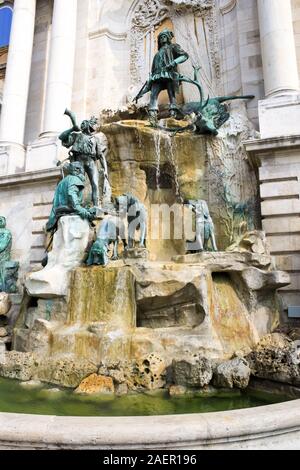 BUDAPEST, UNGARN vom 29. Juli 2019: Matthias Brunnen im Nordwesten Innenhof der Burg von Buda, Royal Palace, die berühmten historischen Sehenswürdigkeiten Stockfoto