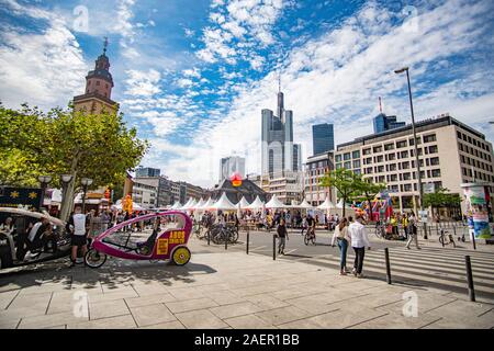 Frankfurter Fußgängerzone Innenstadt mit St. Catherine's Church und Skyline im Hintergrund Stockfoto