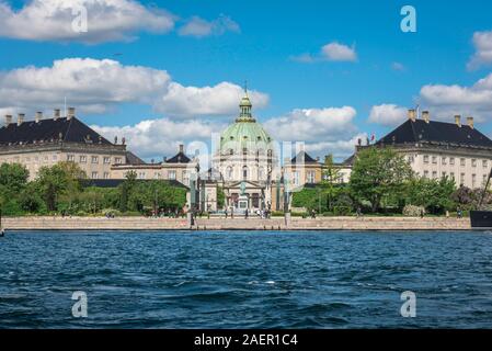 Kopenhagen Schloss Amalienborg, den königlichen Palast Amalienborg Gebäude mit der großen Kuppel der Marmorkirken sichtbares Zentrum, Kopenhagen, Dänemark. Stockfoto