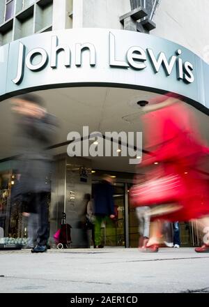 LONDON, Großbritannien - 23 November 2011: Verschwommenes Käufer zu Fuß vorbei an der shop Front auf die John Lewis Department Store auf der Londoner Oxford Street. Stockfoto