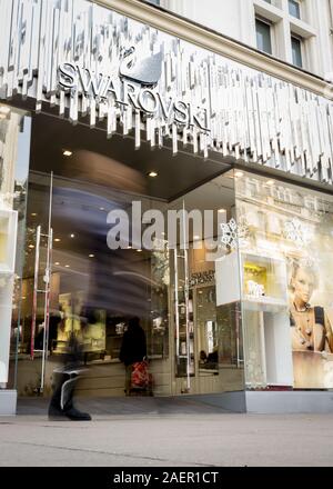 LONDON, Großbritannien - 23 November 2011: Verschwommenes Käufer zu Fuß vorbei an der shop Front der Swarovski Store auf der Londoner Oxford Street. Stockfoto