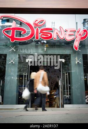 Disney Store, Oxford Street, London. Anonyme Käufer zu Fuß vorbei an der Disney Store im Herzen des Londoner Einkaufsviertel. Stockfoto