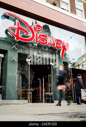 Disney Store, Oxford Street, London. Anonyme Käufer zu Fuß vorbei an der Disney Store im Herzen des Londoner Einkaufsviertel. Stockfoto