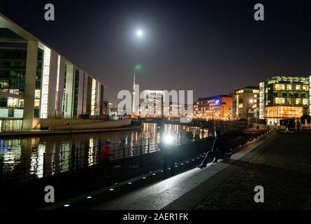 10 Dezember 2019, Berlin: Passanten fotografieren selbst im Mondschein im Regierungsviertel an der Spree in Berlin - Auf der linken Seite sehen Sie das Parlamentsgebäude Marie-Elisabeth-Lüders-Haus, vorn rechts das Jakob-Kaiser-Haus. Foto: Kay Nietfeld/dpa Stockfoto