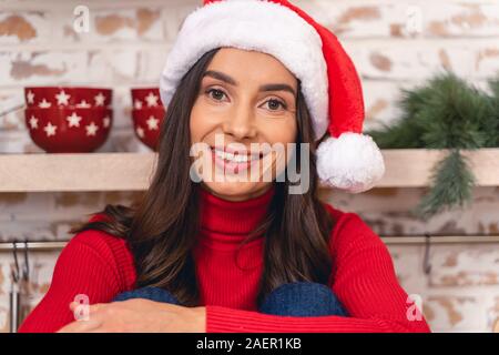 Fröhliche junge Frau in einer festlichen hat Stockfoto