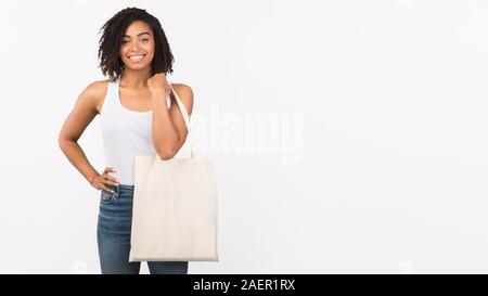 Afro Frau mit leeren eco Sack auf weißem Hintergrund Stockfoto