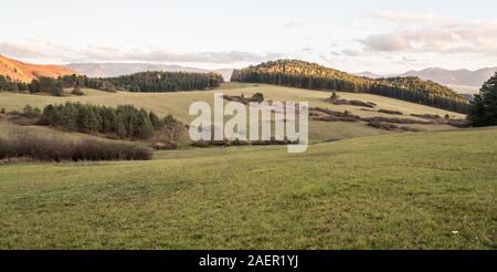 Herbst hügelige Landschaft mit Wiesen, Feldern, Wald, Hügel und blauer Himmel mit Wolken über Zbynov Dorf in der Nähe von Rajecke Teplice Spa in der Slowakei Stockfoto