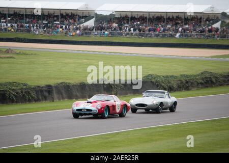 1963 Ferrari 250 GTO/64 mit Fahrer Peter Hardman während des RAC TT Feier Goodwood Motor Racing Chichester West Sussex Stockfoto