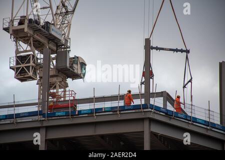 Männer Arbeiten in großer Höhe auf die neue Entwicklung in Tradeston, Glasgow. Stockfoto