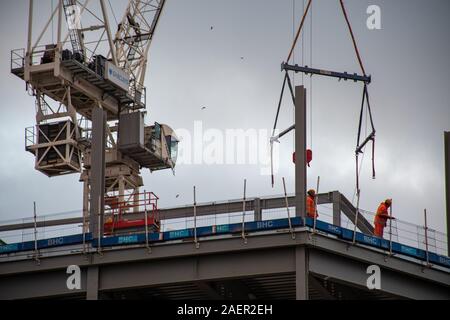 Männer Arbeiten in großer Höhe auf die neue Entwicklung in Tradeston, Glasgow. Stockfoto